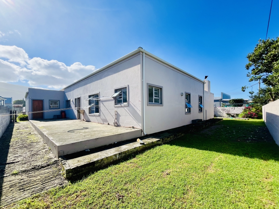 3 Bedroom Property for Sale in Sandbaai Western Cape